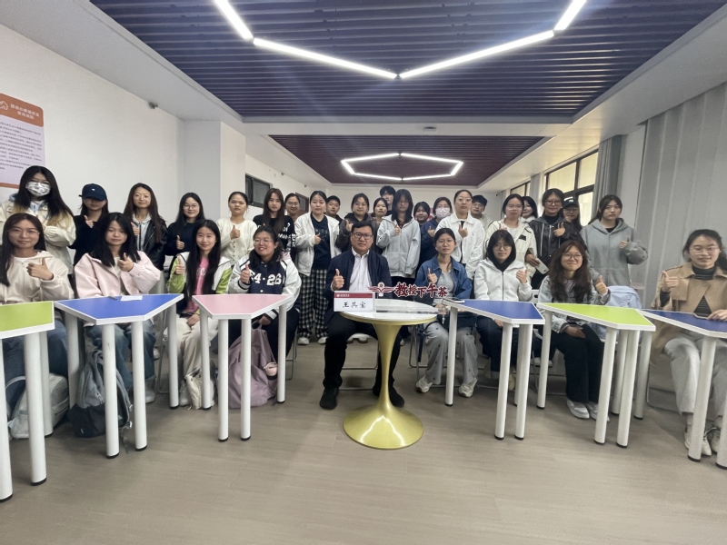 学校举办第十四期教授下午茶