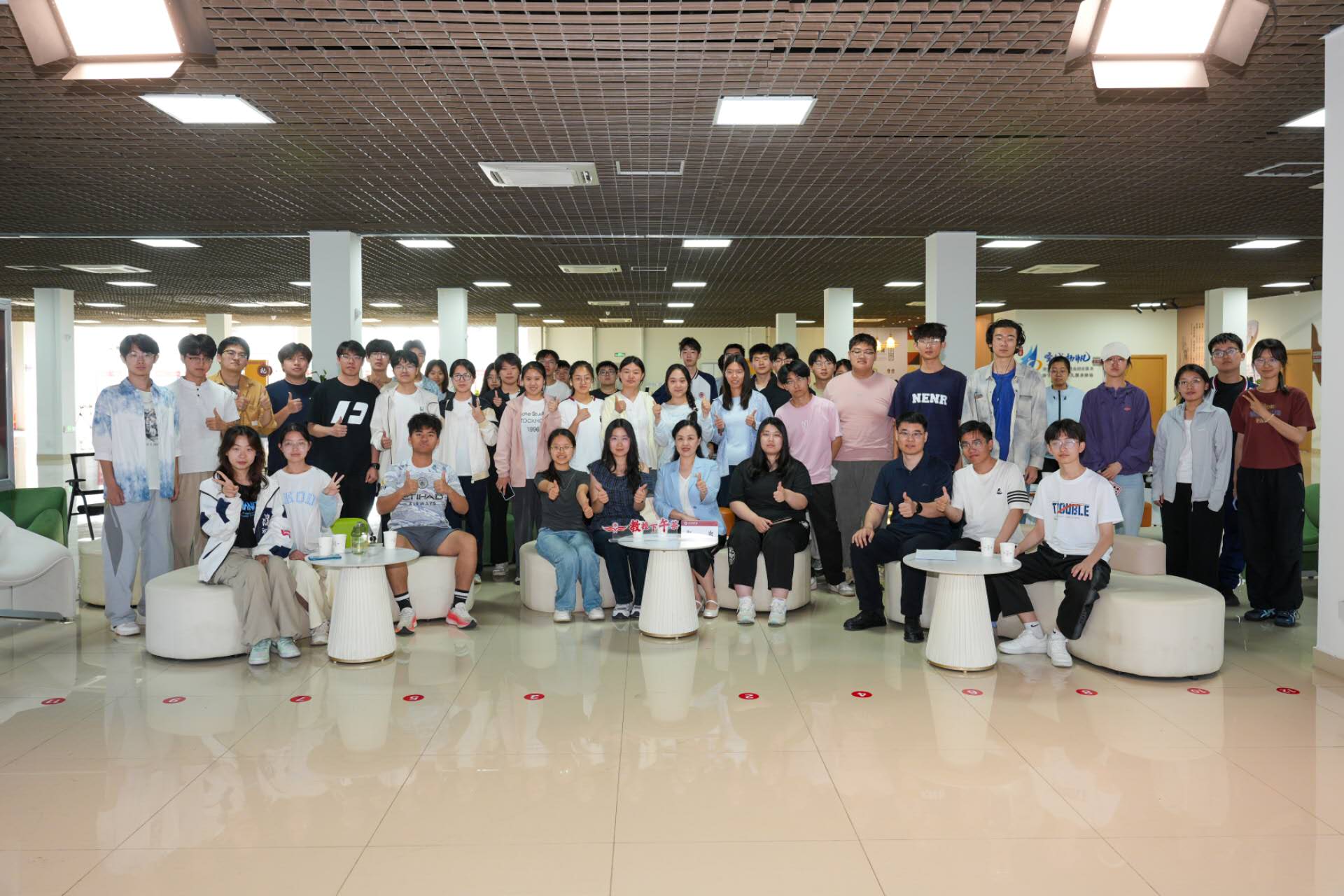 学校举办第十五期教授下午茶
